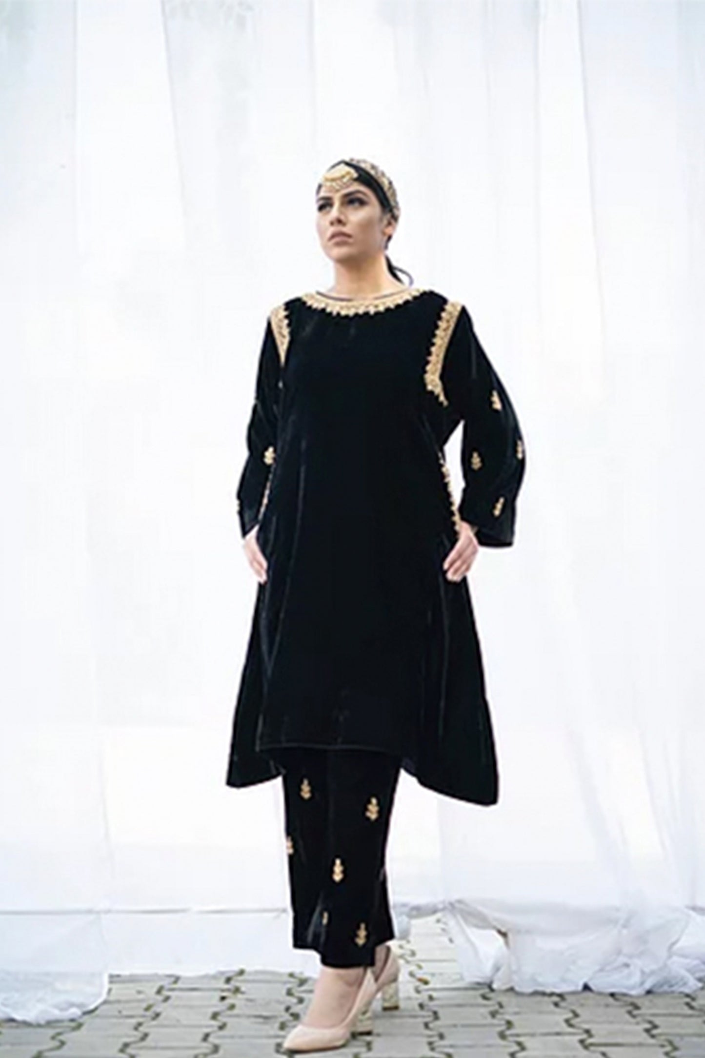 Black Velvet Shoulder Phiran Set