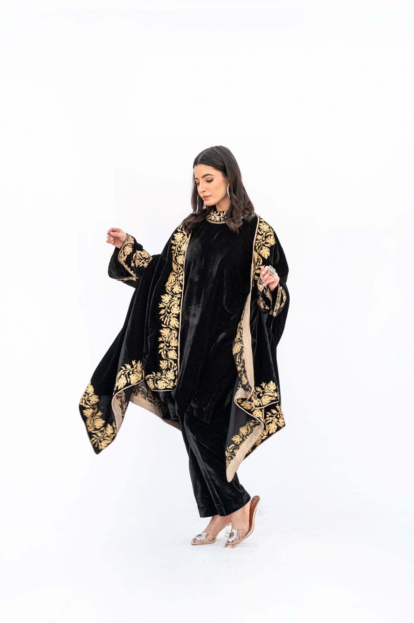Black velvet Chinar border Cape Set
