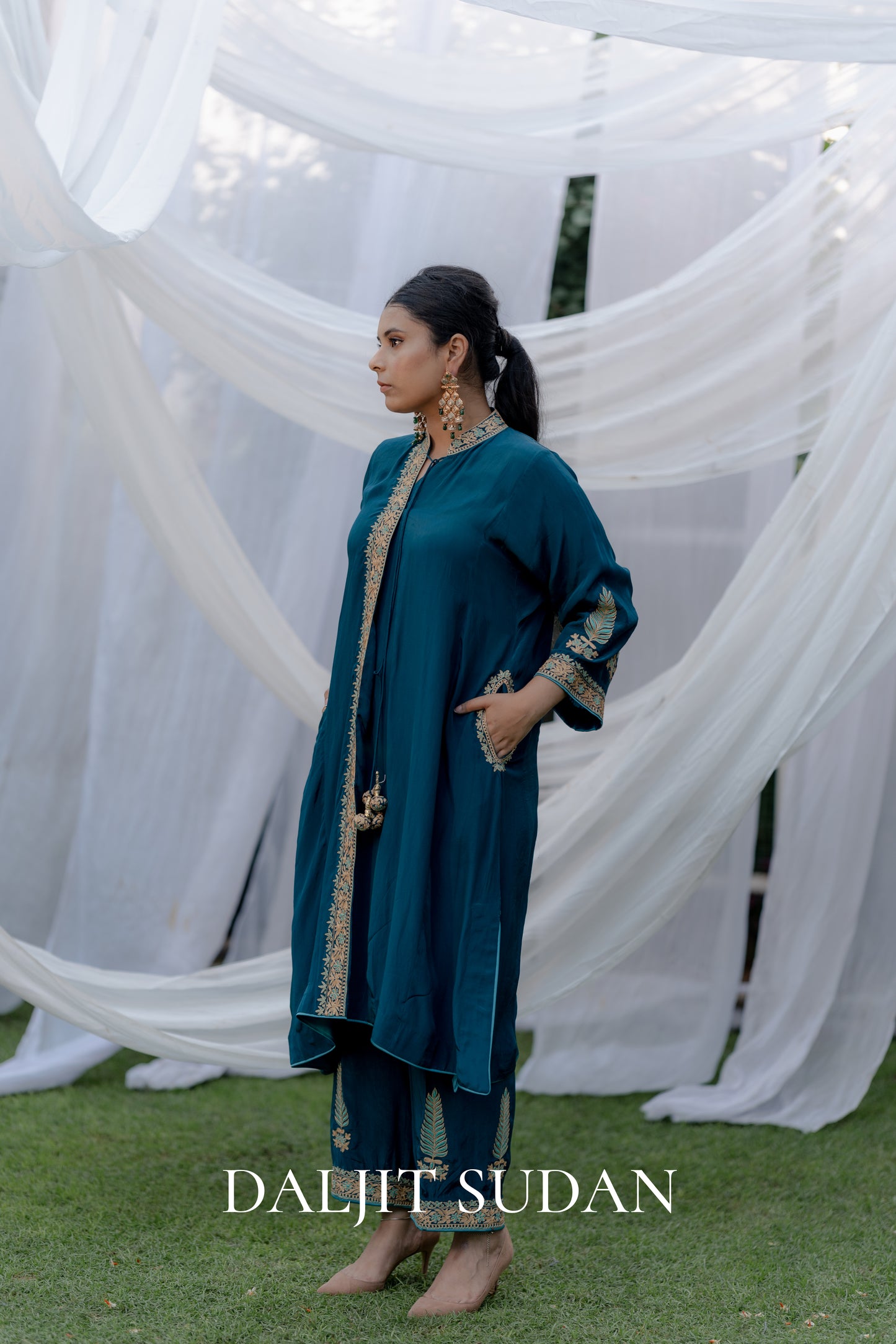 Peacock Blue Crepe Band Aari Set