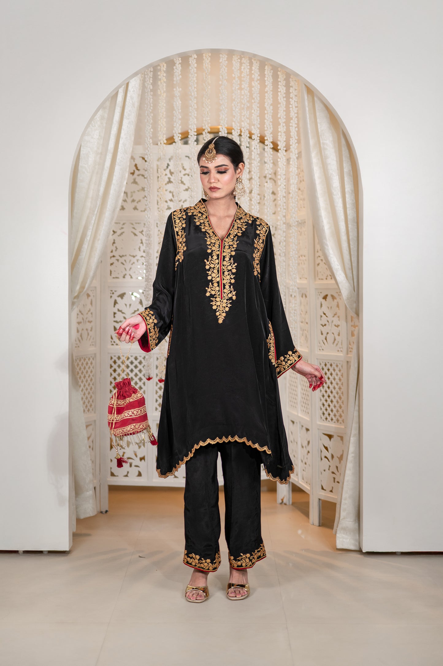 Black Shoulder Phiran Pants