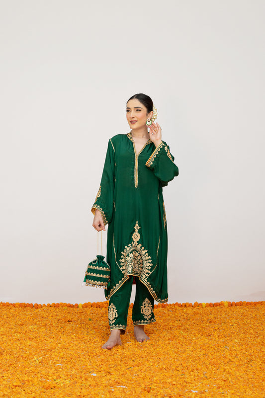 Emerald Green Crepe Aari Shoulder Set