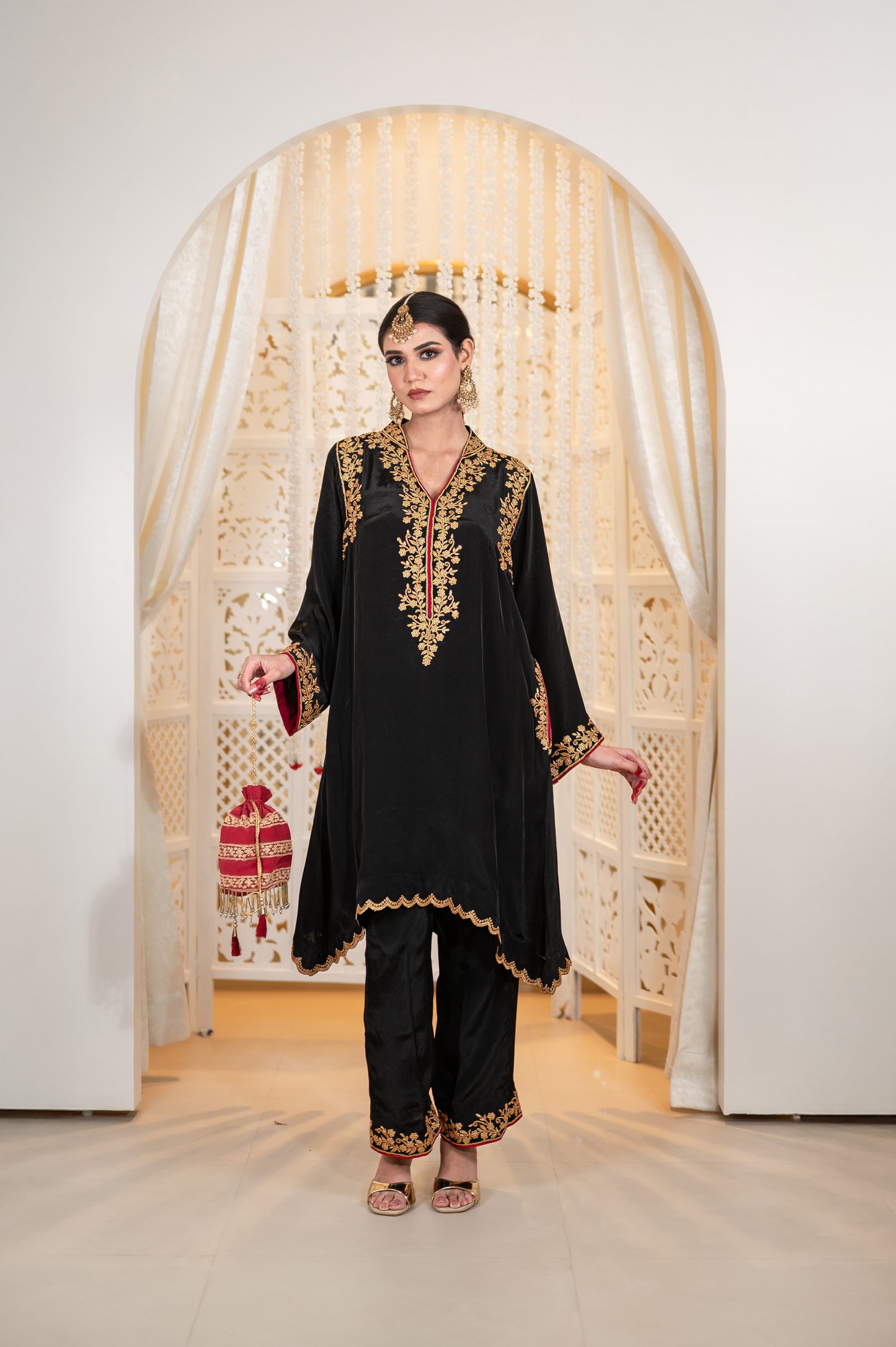 Black Shoulder Phiran Pants