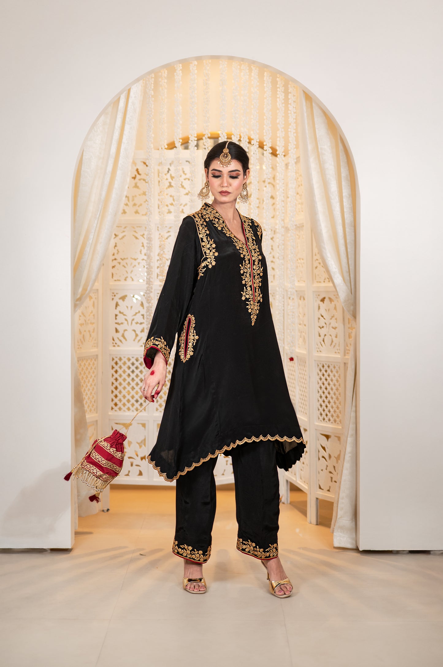 Black Shoulder Phiran Pants