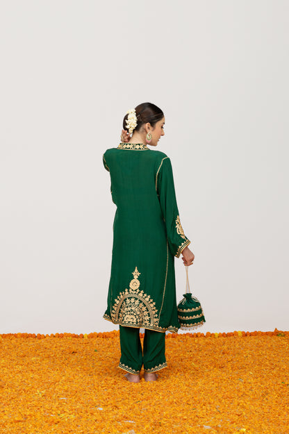 Emerald Green Crepe Aari Shoulder Set