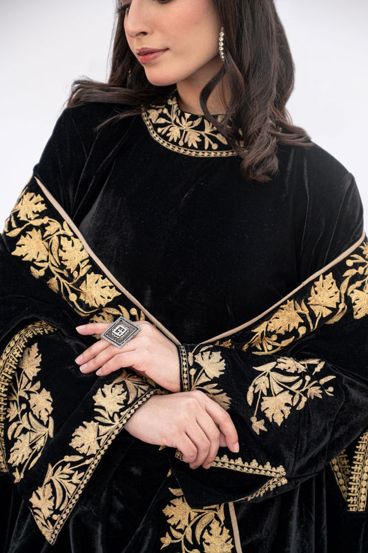 Black velvet Chinar border Cape Set