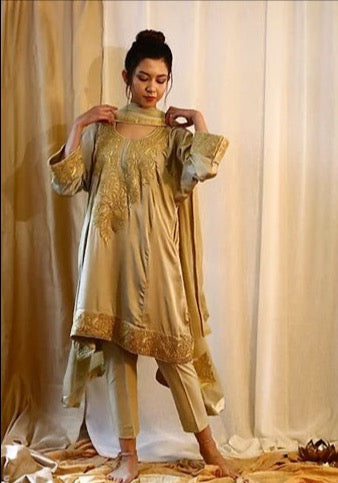 Cream Crepe Kashmiri Gala Tilla Phiran Suit