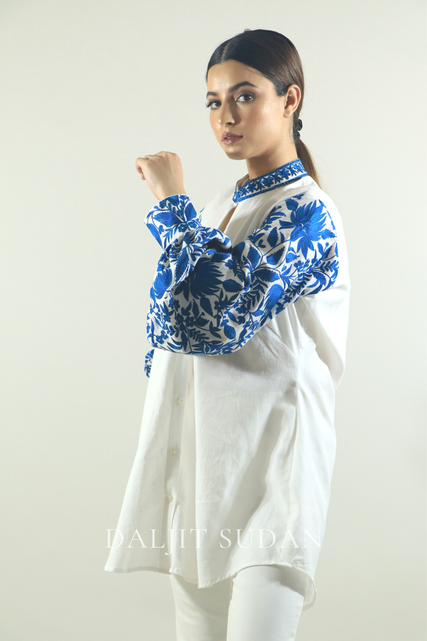 Linen sleeve blue embroidered shirt
